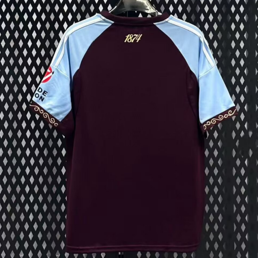 Kappa présente le nouveau maillot domicile d'Aston Villa Kappa présente le nouveau maillot domicile d'Aston Villa